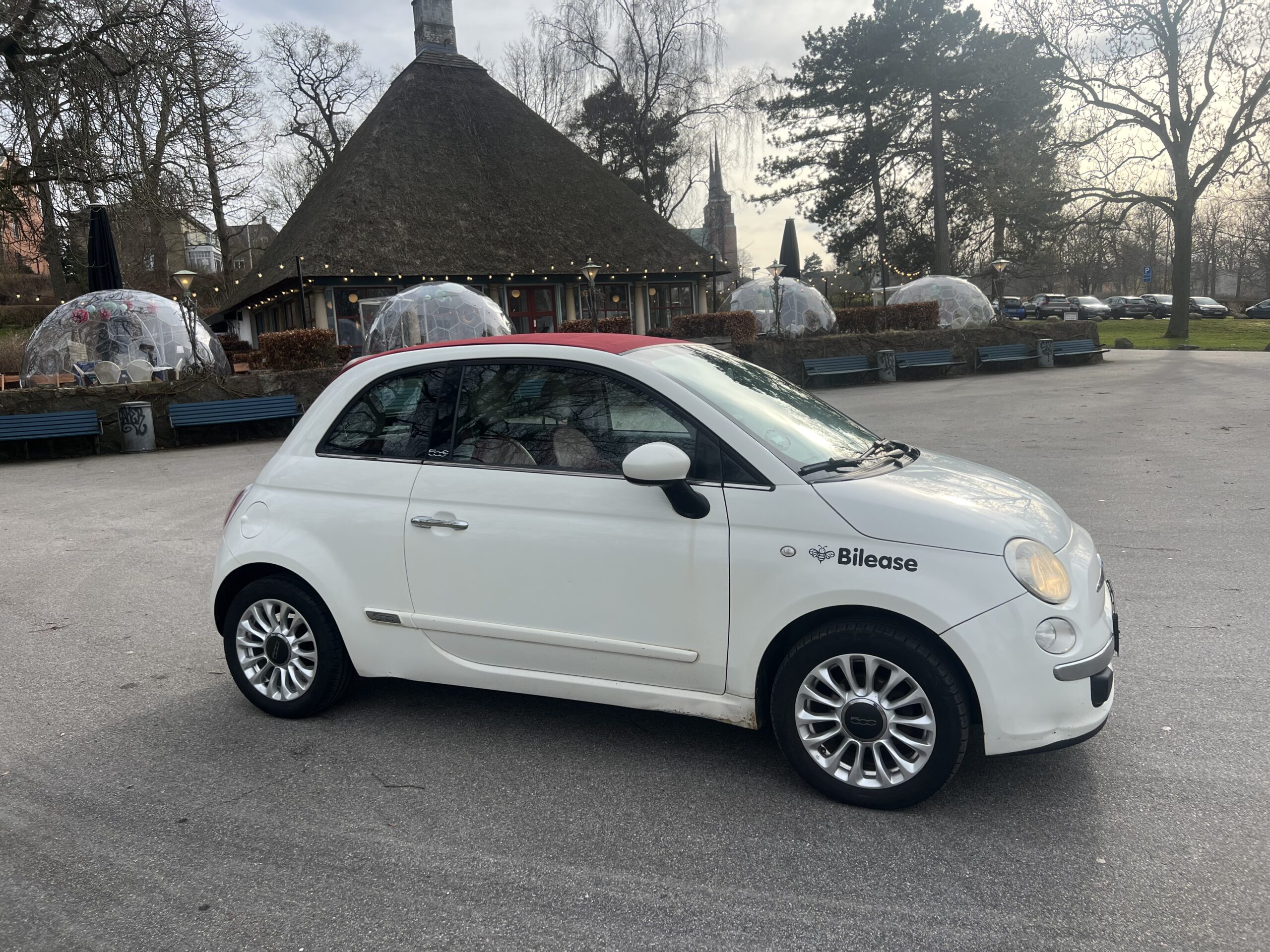 Fiat 500 cabriolet. Foran pipers hus i roskilde. Domkirkens spir i baggrunden