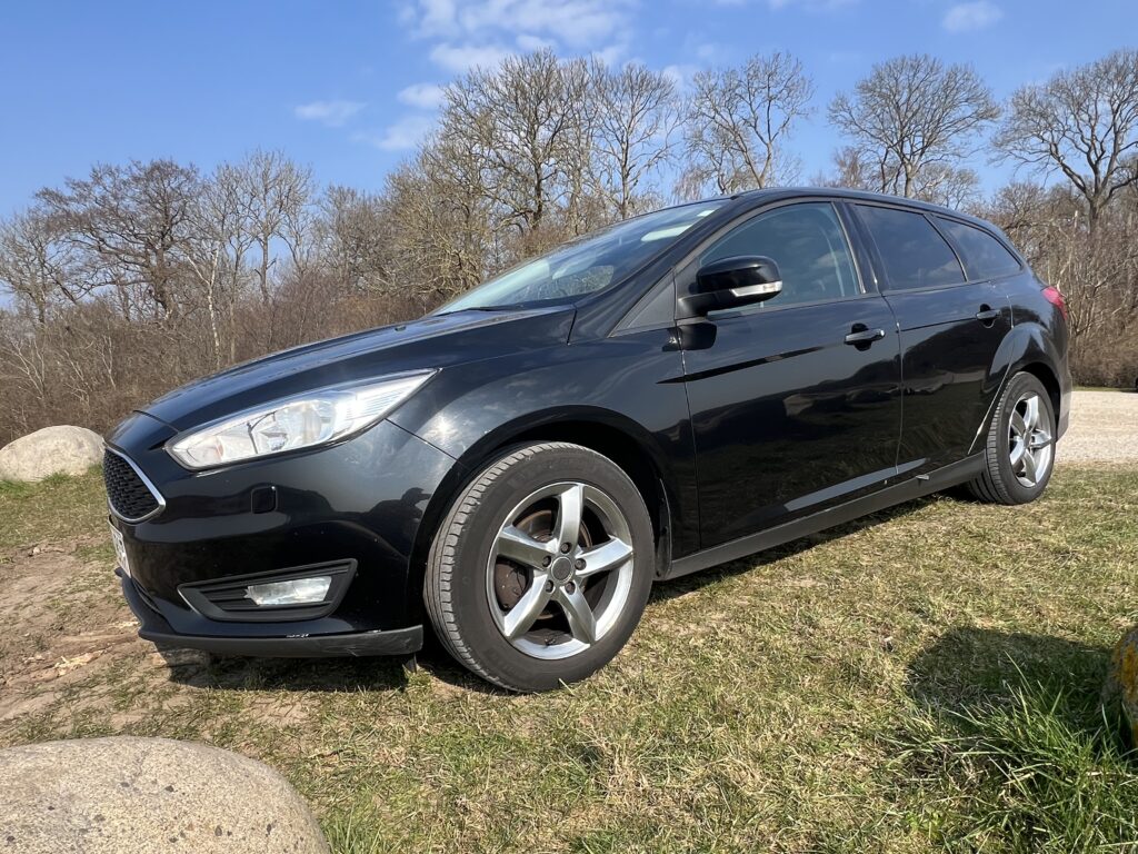 Ford Focus, Klar til næste bileaser. Billiede med sort bil, på en grøn græsplæne med skoven i baggrunden